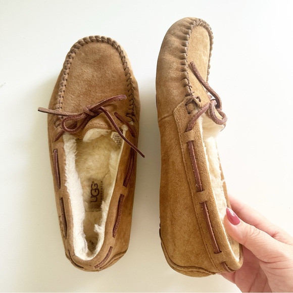 UGG Women's Dakota Sheepskin Lined Slipper Moccasin Chestnut 7 - Picture 9 of 10